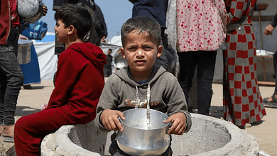 63d918d409a75e8111b35643ca4bcb633fdc6900 MindViewMagazinecom A child in Gaza holding an empty container highlighting the struggle with food scarcity amid the humanitarian crisis
